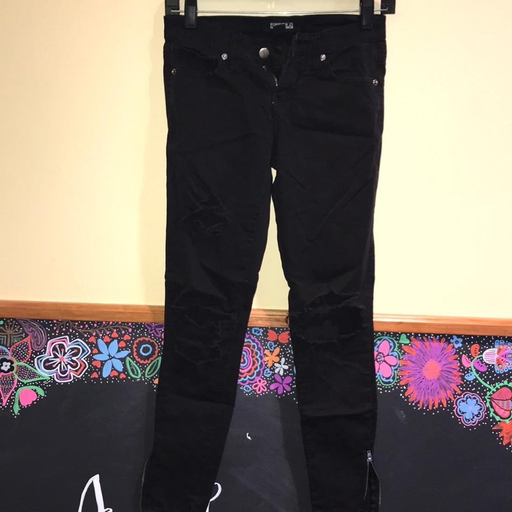 FORVER 21 BLACK RIPPED JEANS